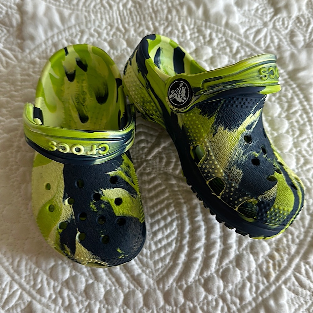 Infant Crocs size 6
